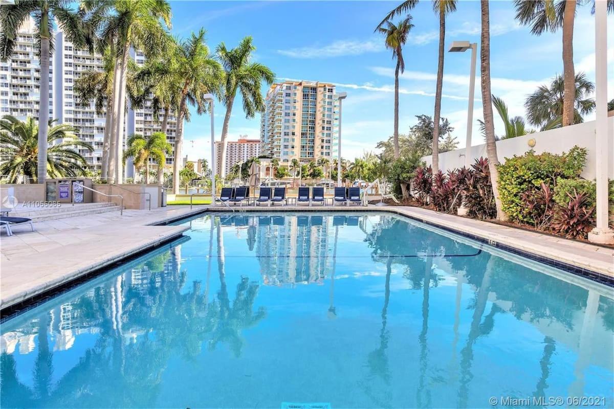 Gallery One - A Doubletree Suites By Hilton Hotel Fort Lauderdale Exterior photo